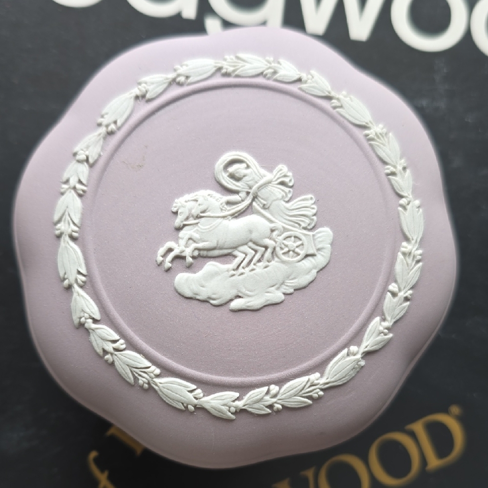 Wedgwood Lavender Trinket Box Cameo J1000 2631